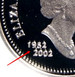 Ilustración de las diferencia de la moneda 5 Centavos de Plata "Jubileo de Oro de Isabel II" 2002 KM# 446a